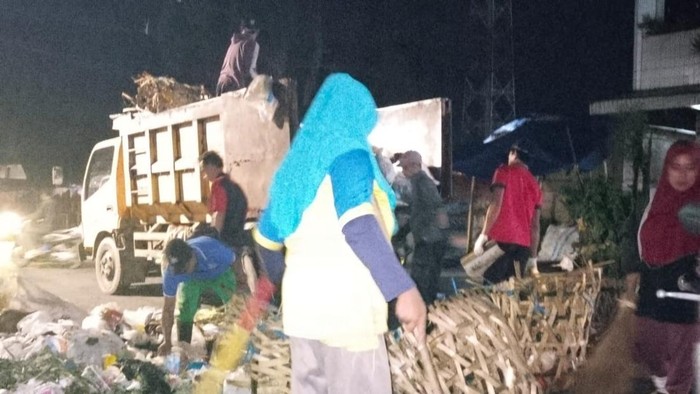 Petugas kebersihan mengangkut sampah di Lubuklinggau