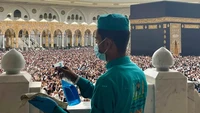 Sebanyak 4.000 petugas kebersihan tambahan dikerahkan membersihkan masjid lima kali sehari. Foto: Saudi Press Agency