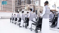 Mereka juga bertugas melengkapi tempat salat, memastikan kepatuhan terhadap izin, dan mengatur jalur untuk kelancaran pergerakan jemaah masjid dan jemaah umrah. Foto: Saudi Press Agency
