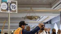 Ada juga tim khusus yang membantu pejalan kaki. Mereka sigap menerima pertanyaan jemaah, menunjukkan arah, dan memberi dukungan khusus lansia dan penyandang disabilitas. Foto: Saudi Press Agency