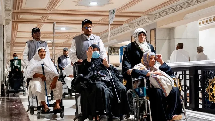 Petugas Masjidil Haram yang melayani jemaah selama Ramadan 2025