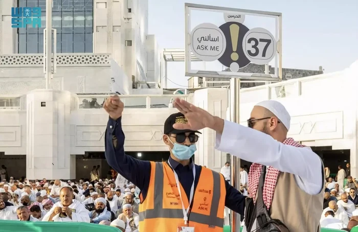 Petugas Masjidil Haram Petugas Masjidil Haram yang melayani jemaah bulan Ramadan 2025