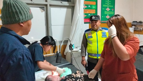 Petugas melakukan pemeriksaan medis terhadap bayi laki-laki yang dibuang di selokan Jalan Raya Pupuan-Seririt, Banjar Dinas Bantiran, Desa Bantiran, Kecamatan Pupuan, Tabanan. (Dok. Polsek Pupuan)