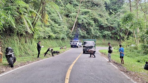 Polisi melakukan olah TKP kecelakaan motor di Wae Garit, Kelurahan Compang Tuke, Kecamatan Langke Rembong, Manggarai, NTT, Minggu (9/3/2025) (Dok. Satlantas Polres Manggarai)