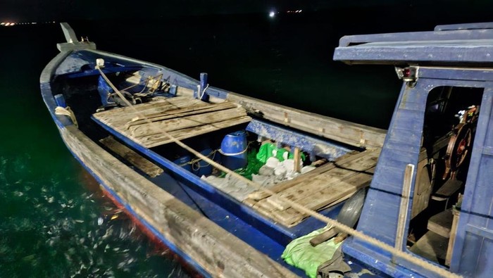 Polisi mengamankan perahu yang hendak menyelundupkan ratusan karung pasir timah