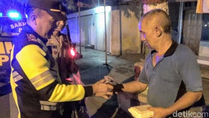 Polisi saat bagi-bagi makanan sahur.