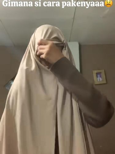 Viral Video Wanita Bingung Pakai Hijab Pashmina Instan Bikin Ngakak