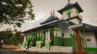 Warga memasuki Masjid Baitur Rohman di Desa Tukum, Kecamatan Tekung, Lumajang, Jawa Timur, Sabtu (8/3/2025). 
