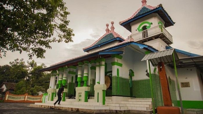 Warga memasuki Masjid Baitur Rohman di Desa Tukum, Kecamatan Tekung, Lumajang, Jawa Timur, Sabtu (8/3/2025). Masjid yang memiliki arsitektur atap sembilan kubah limas tersebut termasuk salah satu masjid tertua di Lumajang yang dibangun sebelum masa kemerdekaan Indonesia yaitu sekitar tahun 1911. ANTARA FOTO/Irfan Sumanjaya/rwa.