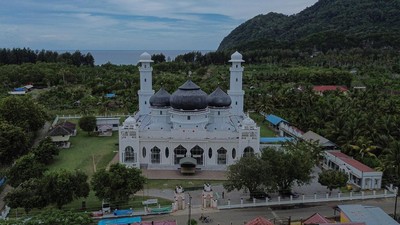 Potret Masjid Rahmatullah Lampuuk yang Masih Kokoh Saat Tsunami Aceh