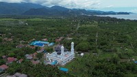 Foto udara Masjid Rahmatullah Lampuuk, Kecamatan Lhoknga, Aceh Besar, Aceh, Minggu (9/3/2025). 
