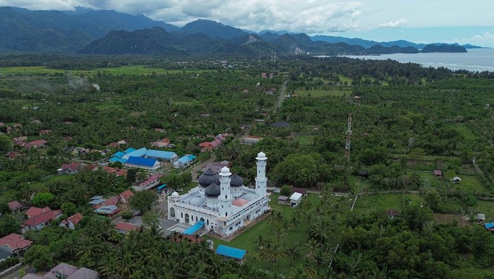 Potret Masjid Rahmatullah Lampuuk yang Masih Kokoh Saat Tsunami Aceh Foto udara Masjid Rahmatullah Lampuuk, Kecamatan Lhoknga, Aceh Besar, Aceh, Minggu (9/3/2025). Masjid Rahmatullah Lampuuk dibangun pada tahun 1990 yang terletak sekitar 500 meter dari bibir pantai Lampuuk, dan menjadi satu-satunya bangunan yang tetap berdiri kokoh saat diterjang bencana gempa dan tsunami pada 26 Desember 2004 silam, meskipun beberapa sisi bangunan rusak, namun sebagian besar tetap utuh. ANTARA FOTO/Khalis Surry