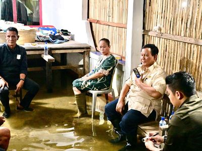 Momen Prabowo Cek Banjir Bekasi hingga Buka Puasa di Rumah Warga