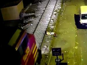 Video: Pria Ini Selamat Usai Ditabrak Kereta Saat Tertidur di Rel