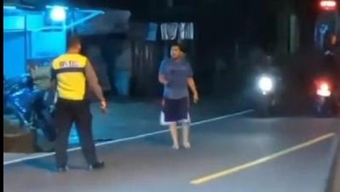 Tangkapan layar video pria mengamuk di jalan raya Wonosobo sambal membawa senjata tajam ()