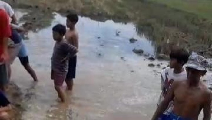 Proses pencarian siswa MI korban tenggelam di Bojonegoro