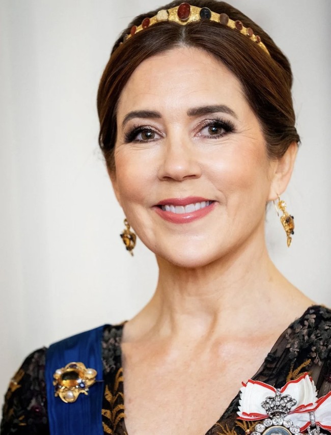 Berbeda dengan tiara kerajaan lainnya yang lebih mencolok, tiara ini dirancang sebagai perhiasan yang lebih sederhana dan dapat dikenakan dalam berbagai kesempatan. Foto: dok. Instagram