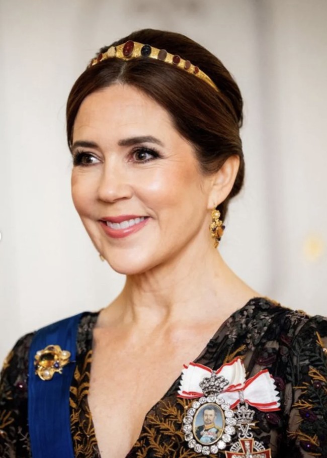 Tiara ini merupakan salah satu harta karun keluarga kerajaan Denmark yang memiliki sejarah romantis dan mendalam. Jarang terlihat di publik, tak heran jika perhiasan ini menjadi tiara paling langka.  Foto: dok. Instagram