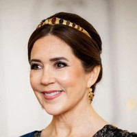 Tiara ini merupakan salah satu harta karun keluarga kerajaan Denmark yang memiliki sejarah romantis dan mendalam. Jarang terlihat di publik, tak heran jika perhiasan ini menjadi tiara paling langka.  Foto: dok. Instagram