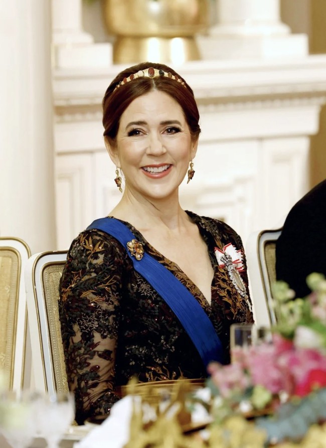 Menurut situs resmi kerajaan Denmark, tiara ini pertama kali dibuat untuk Caroline Amalie, yang kemudian menjadi Ratu Denmark dan istri Raja Christian VIII, sekitar tahun 1820. Berlian dan mutiara yang menghiasi mahkota ini dipilih langsung oleh Raja Christian saat mereka melakukan perjalanan ke Italia.  Foto: dok. Instagram