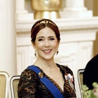 Menurut situs resmi kerajaan Denmark, tiara ini pertama kali dibuat untuk Caroline Amalie, yang kemudian menjadi Ratu Denmark dan istri Raja Christian VIII, sekitar tahun 1820. Berlian dan mutiara yang menghiasi mahkota ini dipilih langsung oleh Raja Christian saat mereka melakukan perjalanan ke Italia.  Foto: dok. Instagram