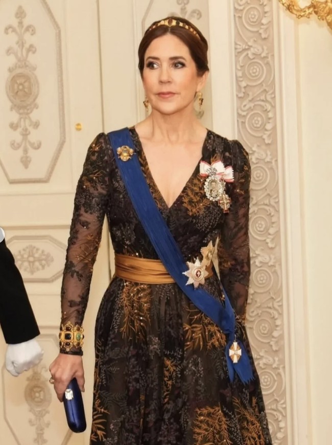 Selain tiara langka tersebut, Ratu Mary juga melengkapi penampilannya dengan gelang yang pernah dimiliki oleh Putri Vilhelmine Marie, putri Raja Frederik VI. Gelang ini memiliki kisah romantis yang unik, karena diberikan oleh suami pertamanya, calon Raja Frederik VII, sebagai hadiah menjelang pernikahan mereka pada 24 April 1828.  Foto: dok. Instagram