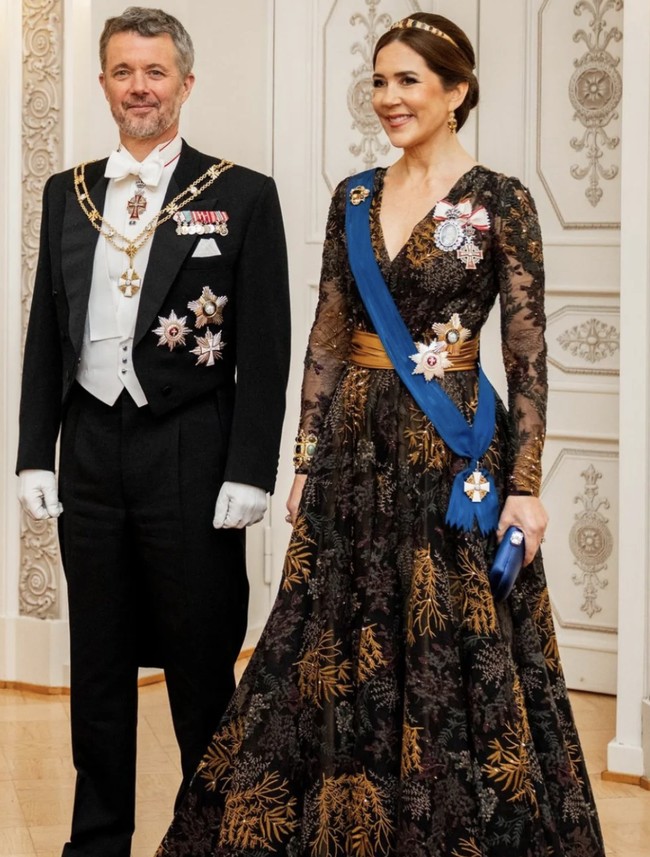 Ratu Mary dari Denmark kembali mencuri perhatian dengan pilihan perhiasan kerajaan. Dalam kunjungan kenegaraannya ke Finlandia bersama Raja Frederik X, sang ratu mengenakan sebuah tiara emas kuning yang tidak pernah terlihat di depan publik selama lebih dari 140 tahun. Foto: dok. Instagram