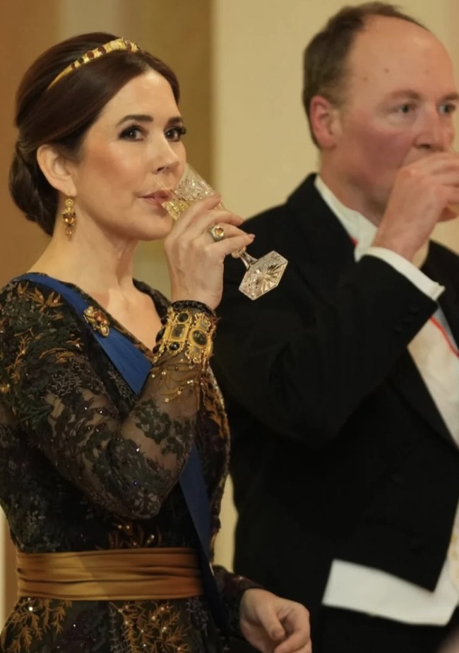 Menariknya, setelah kunjungan kenegaraan ini berakhir, baik tiara maupun gelang tersebut akan dipamerkan di Treasury di bawah Kastil Rosenborg, memungkinkan publik untuk melihat dari dekat perhiasan bersejarah ini setelah lebih dari satu abad tersembunyi dari sorotan. Foto: dok. Instagram