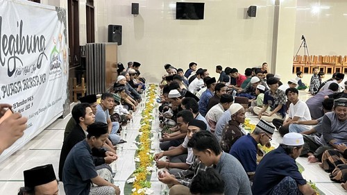 Ratusan jemaah masjid Baitul Makmur mengikuti tradisi megibung saat buka puasa, Minggu (9/3/2025). (Rizki Setyo/detikBali)