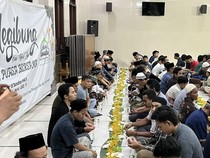 Tradisi Megibung di Masjid Baitul Makmur, Jemaah Santap Nasi Kebuli Sapi
