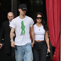 Kakak Cruz, Romeo Beckham, tampil lebih simple memakai kaus dan jeans. Busananya senada dengan sang kekasih, Kim Turnbull, yang mengenakan kaus tanpa lengan dipadu celana denim hitam. Foto: GC Images/Neil Mockford