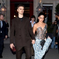 Kim bergaya seksi dengan atasan transparan berpotongan asimetris dan celana hitam, yang merupakan rancangan Victoria Bekcham untuk koleksi Spring/Summer 2025. Kim menata rambutnya dengan dikuncir tinggi. Foto: GC Images/Pierre Suu