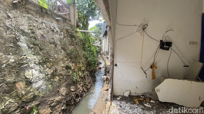 Rumah warga Depok jebol akibat banjir. (Devi/detikcom)