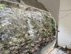 Penampakan Tembok Rumah Warga Depok yang Jebol Diterjang Banjir
