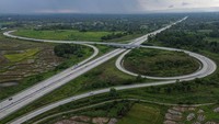 Foto udara kendaraan melintasi ruas tol Sigli-Banda Aceh (Sibanceh) di wilayah Aceh Besar, Aceh, Sabtu (8/3/2025). 