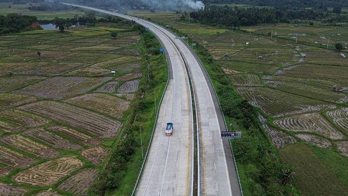 Foto udara kendaraan roda empat keluar dari Gerbang Tol Indrapuri, Aceh Besar, Aceh, Sabtu (8/3/2025). PT Hutama Karya (Persero) menerapkan tarif gratis Jalan Tol Trans Sumatera (JTTS) ruas Sigli-Banda Aceh (Sibanceh) seksi 1 (Padang Tiji-Seulimeum) sepanjang 24,67 kilometer mulai 20 Maret hingga 10 April 2025 dalam mendukung kelancaran arus lalu lintas selama libur Idul Fitri 1446 Hijriah. ANTARA FOTO/Khalis Surry/rwa.