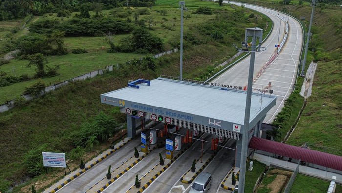 Satu Seksi Tol Sibanceh Bakal Gratis Selama Lebaran Foto udara kendaraan roda empat keluar dari Gerbang Tol Indrapuri, Aceh Besar, Aceh, Sabtu (8/3/2025). PT Hutama Karya (Persero) menerapkan tarif gratis Jalan Tol Trans Sumatera (JTTS) ruas Sigli-Banda Aceh (Sibanceh) seksi 1 (Padang Tiji-Seulimeum) sepanjang 24,67 kilometer mulai 20 Maret hingga 10 April 2025 dalam mendukung kelancaran arus lalu lintas selama libur Idul Fitri 1446 Hijriah. ANTARA FOTO/Khalis Surry/rwa.
