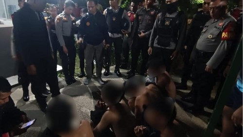 Sejumlah remaja dan anak-anak ditangkap polisi sesuai kedapatan perang sarung di Mataram. (Istimewa)