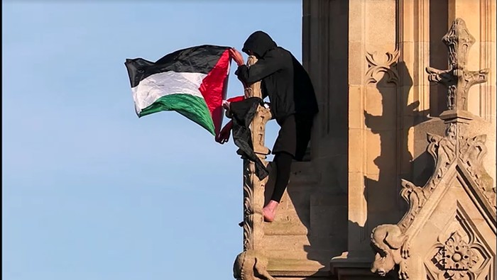 Sejumlah warga London menggelar aksi demo menolak Israel di sekitar Big Ben. Salah seorang warga memanjat Big Ben untuk mengibarkan bendera Palestina.
