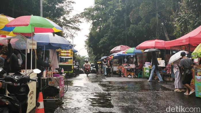 Suasana pedagang takjil di samping Masjid Pusdai Bandung.