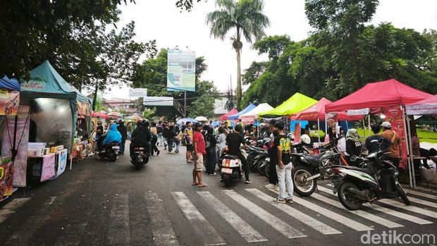 Suasana pedagang takjil di samping Masjid Pusdai Bandung.