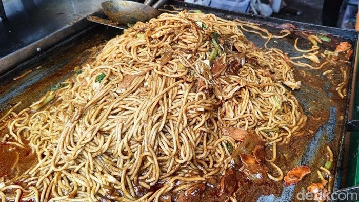 Tampilan Mee Goreng Kari khas Malaysia yang dijual di area Masjid Raya Baiturrahmah, Dusun Wanasari, Denpasar.