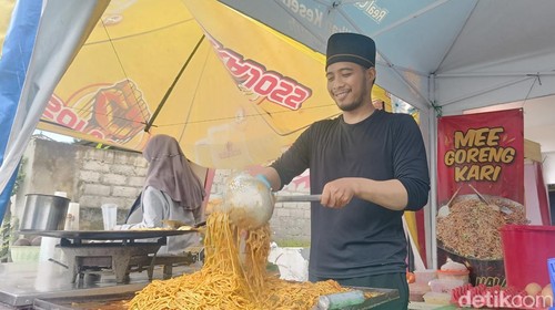 Tampilan Mee Goreng Kari khas Malaysia yang dijual di area Masjid Raya Baiturrahmah, Dusun Wanasari, Denpasar.