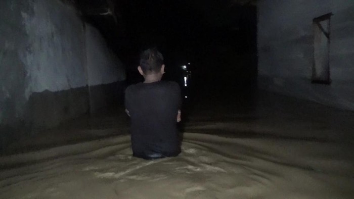 Tanggul Jebol, Ratusan Rumah Di Purwakarta Terendam Banjir Hingga 1,5 Meter