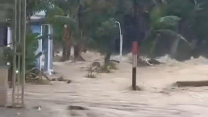 Tanggul Kali Tuntang di Desa Baturagung, Kecamatan Gubug, Kabupaten Grobogan jebol, Minggu (9/3/2025).