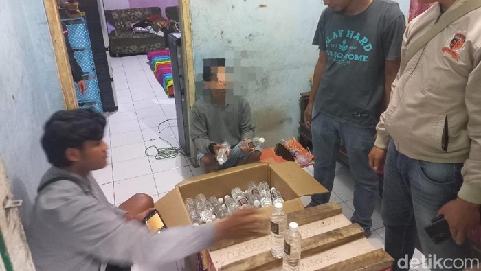 Tersangka pengedar miras oplosan arak Bali saat Bulan Ramadan diamankan polisi.