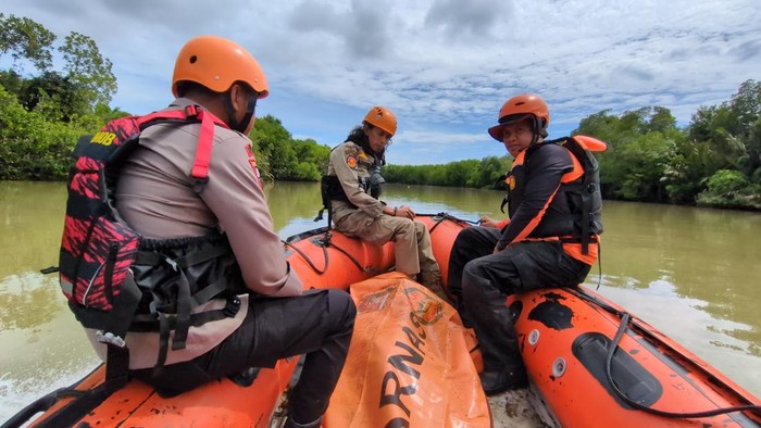 Tim SAR mengevakuasi jazad pria tewas terseret arus sungai di Bone.