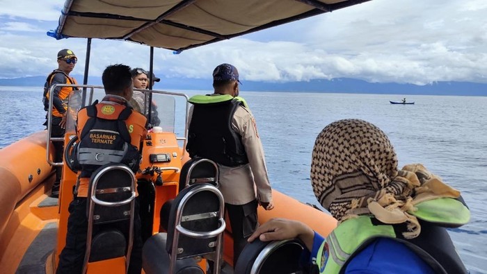 Tim SAR saat melakukan pencarian 3 penumpang longboat yang hilnag di perairan Maluku Utara.