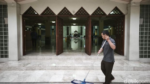 Toto (48), petugas kebersihan di Masjid Raya Bandung