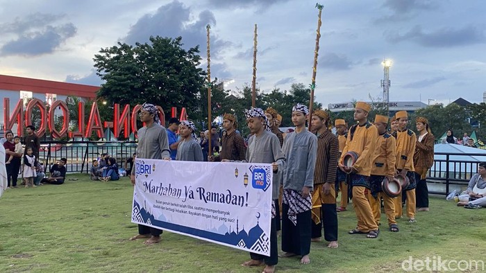 Tradisi nyumet mercon di Aloon-aloon Semarang, Kelurahan Kauman, Kecamatan Semarang Tengah, Minggu (9/3/2025).